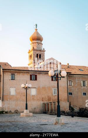 Uferpromenade der Stadt Krk auf der Insel Krk, Kroatien. Stockfoto