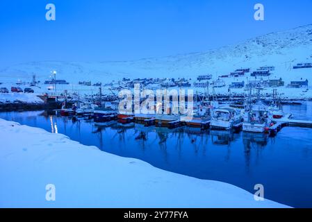 Dorf Skarsvåg, Gemeinde Nordkapp, während einer blauen Stunde an einem schneebedeckten Wintertag (Nordkapp, Finnmark, Norwegen) ESP: Pueblo de Skarsvåg, en Nordkapp Stockfoto