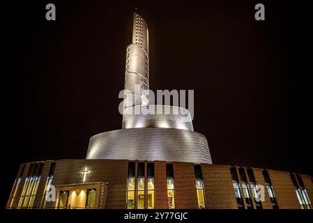 Nordlichter-Kathedrale, in Alta, an einer Winternacht (Finnmark, Norwegen) ESP: Catedral de la Aurora Boreal, en Alta, una noche de invierno (Noruega) Stockfoto
