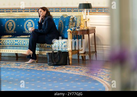 Vizepräsidentin Kamala Harris wartet im Blue Room auf eine Veranstaltung mit Präsident Joe Biden am Dienstag, den 10. August 2021. (Offizielles Foto des Weißen Hauses von Lawrence Jackson) Stockfoto