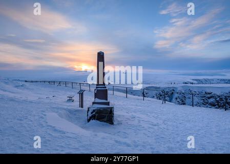 Nordkapp-Klippe, der nördlichste Punkt Europas, an einem Wintertag (Finnmark, Norwegen) ESP: Acantilado del Cabo Norte, Noruega Stockfoto