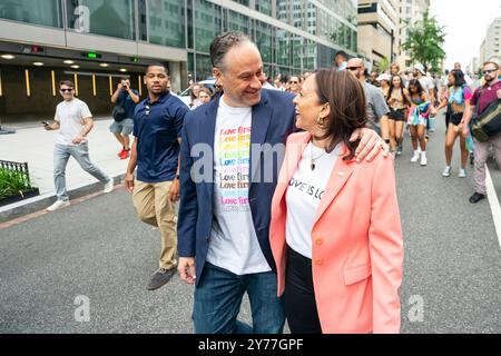 Vizepräsidentin Kamala Harris und zweiter Gentleman Douglas Emhoff nehmen an der Capital Pride Walk and Rally am Samstag, den 12. Juni 2021 in Washington Teil. D.C. (offizielles Foto des Weißen Hauses von Lawrence Jackson) Stockfoto