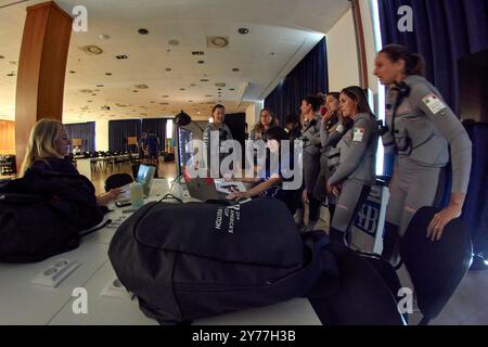 Porträtset für die Crew der Frauen von Luna Rossa Prada Pirelli unter Aufsicht des Teams FOTO: © Alexander Panzeri/PPL Stockfoto