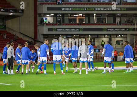 Oakwell, Barnsley am Samstag, den 28. September 2024. Das Stockport Team wärmt sich während des Spiels der Sky Bet League 1 zwischen Barnsley und Stockport County in Oakwell, Barnsley am Samstag, den 28. September 2024 auf. (Foto: Stuart Leggett | MI News) Credit: MI News & Sport /Alamy Live News Stockfoto