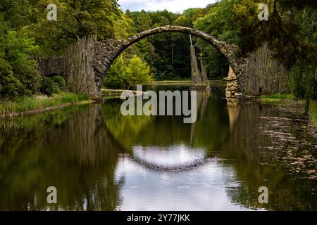 Unterwegs in Sachsen Blick am 28. September 2024 vauf die Rakotzbrücke Teufelsbrücke im Azaleen- und Rhododendronpark Kromlau am Rakotzsee in Sachsen. Kromlau Sachsen Deutschland FH0A0098 *** unterwegs in Sachsen Ansicht am 28. September 2024 der Rakotzbrücke Teufelsbrücke im Azalea- und Rhododendron-Park Kromlau am Rakotzsee in Sachsen Kromlau Sachsen Deutschland FH0A0098 Stockfoto