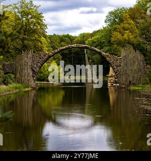 Unterwegs in Sachsen Blick am 28. September 2024 vauf die Rakotzbrücke Teufelsbrücke im Azaleen- und Rhododendronpark Kromlau am Rakotzsee in Sachsen. Kromlau Sachsen Deutschland FH0A0090 *** unterwegs in Sachsen Ansicht am 28. September 2024 der Rakotzbrücke Teufelsbrücke im Azalea- und Rhododendron-Park Kromlau am Rakotzsee in Sachsen Kromlau Sachsen Deutschland FH0A0090 Stockfoto