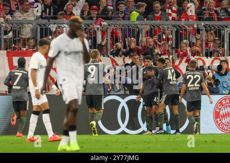 München, Deutschland. September 2024. FC Bayern München vs. Bayer 04 Leverkusen, Fussball, Bundesliga, 5. Spieltag, Saison 24/25, 28.09.2024, DFL-VORSCHRIFTEN VERBIETEN DIE VERWENDUNG VON FOTOS ALS BILDSEQUENZEN, Foto: Eibner-Pressefoto/Jenni Maul Credit: dpa/Alamy Live News Stockfoto