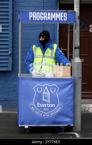 Liverpool, Großbritannien. September 2024. Programmverkäufer außerhalb des Bodens. Premier League Match, Everton gegen Crystal Palace im Goodison Park in Liverpool am Samstag, den 28. September 2024. Dieses Bild darf nur für redaktionelle Zwecke verwendet werden. Nur redaktionelle Verwendung, Bild von Chris Stading/Andrew Orchard Sportfotografie/Alamy Live News Credit: Andrew Orchard Sportfotografie/Alamy Live News Stockfoto