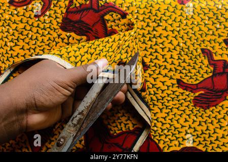 Ansicht von oben, ankara Stoff mit Schere zu schneiden, Flachbild von nigerianischem Wachstuch Stockfoto