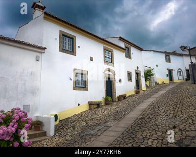 Marvao, Portugal - 30. Juni 2024: Blick auf eine wunderschöne Straße im historischen Dorf Marvao in Alentejo, Portugal Stockfoto