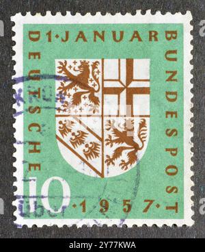 Gestempelte Briefmarke, gedruckt von Deutschland, Wiedereingliederung des Saarlandes in die BRD, Wappen, um 1957. Stockfoto