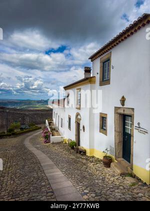 Marvao, Portugal - 30. Juni 2024: Blick auf eine wunderschöne Straße im historischen Dorf Marvao in Alentejo, Portugal Stockfoto
