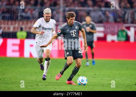 Thomas MUELLER, Mueller, FCB 25 kämpfen um den Ball, Tackling, Duell, Header, zweikampf, Action, Kampf gegen Robert Andrich, Lev 8 im Spiel FC BAYERN MÜNCHEN - BAYER 04 LEVERKUSEN am 28. September 2024 in München. Saison 2024/2025, 1.Bundesliga, FCB, München, Spieltag 5, 5.Spieltag Fotograf: ddp Images/STAR-Images - DFL-VORSCHRIFTEN VERBIETEN JEDE VERWENDUNG VON FOTOS als BILDSEQUENZEN und/oder QUASI-VIDEO - Credit: ddp Media GmbH/Alamy Live News Stockfoto