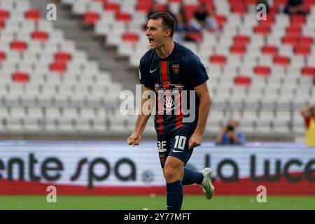 Tommaso Fumagalli von Cosenza feiert, nachdem er beim Spiel der italienischen Fußball-Serie B in Bari, Italien, am 28. September 2024 ein Tor geschossen hat Stockfoto