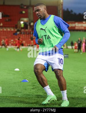 Oakwell, Barnsley am Samstag, den 28. September 2024. #10, Jayden Fevrier von Stockport wärmt sich während des Spiels der Sky Bet League 1 zwischen Barnsley und Stockport County in Oakwell, Barnsley am Samstag, den 28. September 2024 auf. (Foto: Stuart Leggett | MI News) Credit: MI News & Sport /Alamy Live News Stockfoto