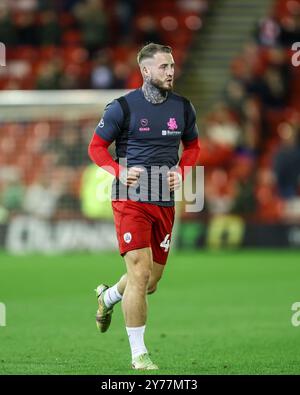 Oakwell, Barnsley am Samstag, den 28. September 2024. #44, Stephen Humphrys aus Barnsley beim warm Up während des Spiels der Sky Bet League 1 zwischen Barnsley und Stockport County in Oakwell, Barnsley am Samstag, den 28. September 2024. (Foto: Stuart Leggett | MI News) Credit: MI News & Sport /Alamy Live News Stockfoto