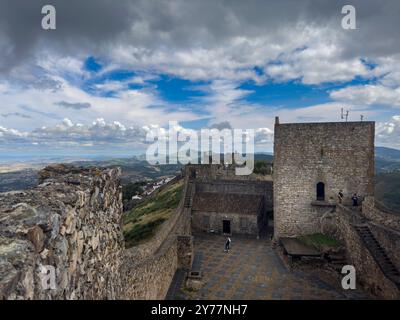Marvao, Portugal - 30. Juni 2024: Blick auf die wunderschöne Burg im historischen Dorf Marvao in Alentejo, Portugal Stockfoto