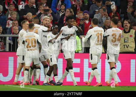 MÜNCHEN, DEUTSCHLAND - 28. SEPTEMBER: Robert Andrich von Bayer Leverkusen feiert beim Bundesliga-Spiel zwischen dem FC Bayern München und Bayer 04 Leverkusen am 28. September 2024 in München das Tor mit 0:1 mit Florian Wirtz von Bayer Leverkusen, Jeremie Frimpong von Bayer Leverkusen und Edmond Tapsoba von Bayer Leverkusen. © diebilderwelt / Alamy Live News Stockfoto