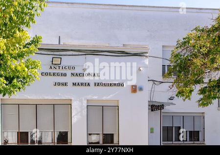 Fassade der alten Schule „José María Izquierdo“ im Viertel Triana. Stockfoto