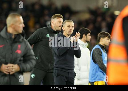 Wolverhampton, Großbritannien. September 2024. Gary OÕNeil, Manager von Wolves nach dem Spiel applaudiert den Fans der Wölfe während des Premier League-Spiels zwischen Wolverhampton Wanderers und Liverpool Credit: MI News & Sport /Alamy Live News Stockfoto