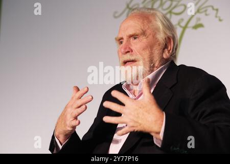 Wigtown, Dumfries and Galloway, Schottland – Samstag, 28. September 2024 – James Cosmo Schauspieler auf der Bühne spricht über sein Leben und seine Schauspielkarriere – das Wigtown Book Festival findet bis Sonntag, 6. Oktober 2024 statt – Foto Steven May / Alamy Live News Stockfoto