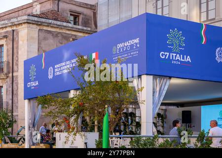 Syracuse, Italien, 28.09.24. Ministerium für Landwirtschaft, Ernährungssouveränität und Forstwirtschaft Divinazione Expo Pavillon auf der Piazza del Duomo während der G7-Ministertagung für Landwirtschaft und Fischerei in Syrakus. Quelle: Aleksandra Tokarz/Alamy Live News Stockfoto