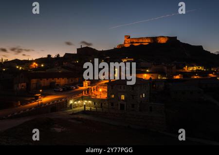 Stadtlandschaft der mittelalterlichen Stadt Atienza bei Sonnenuntergang mit der Burg auf dem Hügel, Guadalajara, Spanien Stockfoto