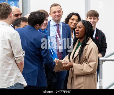 Birmingham, Großbritannien. September 2024. Kemi Badenoch trifft seine Anhänger im Hyatt Hotel Birmingham ein, wo die konservativen Führungsanwärter heute vor der Konservativen Konferenz eintreffen. Auch Rishi Sunak traf zusammen mit seiner Frau Akshata Murty zu seiner letzten Konferenz als Leiter ein. Birmingham Großbritannien. Bild: Garyroberts/worldwidefeatures.com Credit: GaryRobertsphotography/Alamy Live News Stockfoto