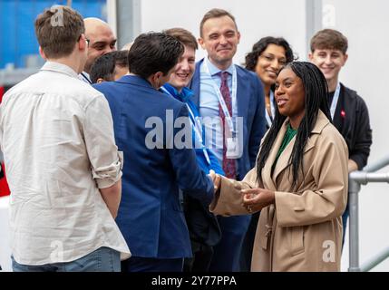 Birmingham, Großbritannien. September 2024. Kemi Badenoch trifft seine Anhänger im Hyatt Hotel Birmingham ein, wo die konservativen Führungsanwärter heute vor der Konservativen Konferenz eintreffen. Auch Rishi Sunak traf zusammen mit seiner Frau Akshata Murty zu seiner letzten Konferenz als Leiter ein. Birmingham Großbritannien. Bild: Garyroberts/worldwidefeatures.com Credit: GaryRobertsphotography/Alamy Live News Stockfoto