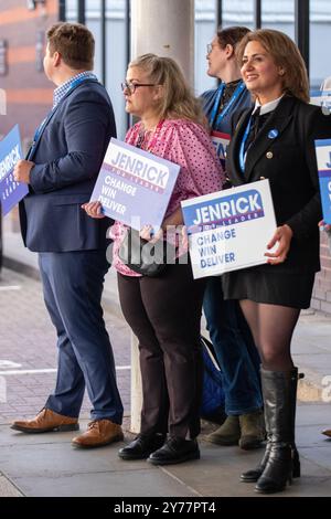 Birmingham, Großbritannien. September 2024. Unterstützer von Robert Jenrick warten darauf, dass er mit seiner Frau Michal Berkner im Hyatt Hotel Birmingham eintrifft, wo die konservativen Führungsanwärter heute vor der Konservativen Konferenz eintreffen. Auch Rishi Sunak traf zusammen mit seiner Frau Akshata Murty zu seiner letzten Konferenz als Leiter ein. Birmingham Großbritannien. Bild: Garyroberts/worldwidefeatures.com Credit: GaryRobertsphotography/Alamy Live News Stockfoto