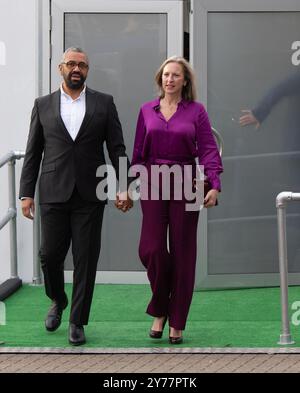 Birmingham, Großbritannien. September 2024. James clever und seine Frau Susannah kommen im Hyatt Hotel Birmingham an, wo die konservativen Führungskandidaten heute vor der Konservativen Konferenz eintreffen. Auch Rishi Sunak traf zusammen mit seiner Frau Akshata Murty zu seiner letzten Konferenz als Leiter ein. Birmingham Großbritannien. Bild: Garyroberts/worldwidefeatures.com Credit: GaryRobertsphotography/Alamy Live News Stockfoto