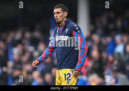 Daniel Muñoz von Crystal Palace wärmt sich vor dem Premier League-Spiel Everton gegen Crystal Palace im Goodison Park, Liverpool, Großbritannien, 28. September 2024 (Foto: Cody Froggatt/News Images) Stockfoto