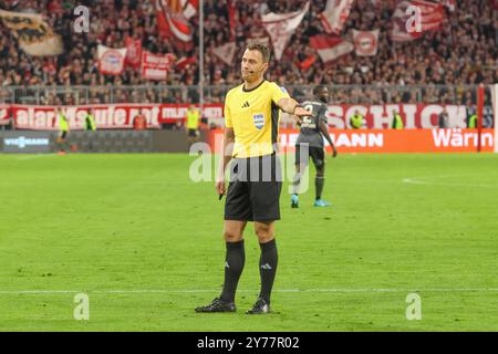 Schiedsrichter Felix Zwayer, FC Bayern München gegen Bayer 04 Leverkusen, Fussball, Bundesliga, 5. Spieltag, Saison 24/25, 28.09.2024, DFL-VORSCHRIFTEN VERBIETEN JEDE VERWENDUNG VON FOTOGRAFIEN ALS BILDSEQUENZEN, Foto: Eibner-Pressefoto/Jenni Maul Stockfoto