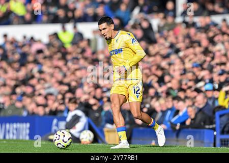 Daniel Muñoz von Crystal Palace lässt den Ball während des Premier League-Spiels Everton gegen Crystal Palace im Goodison Park, Liverpool, Großbritannien, 28. September 2024 (Foto: Cody Froggatt/News Images) Stockfoto