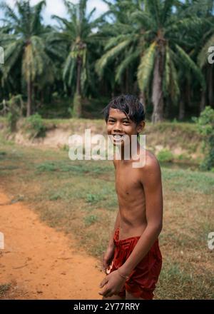 Krabi, Thailand - 16. Februar 2024: Junger Elefantenpfleger lächelt im Elefantenschutzgebiet in Thailand. Stockfoto