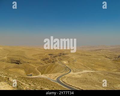 Die judäische Wüste. Die Straße, die zum Heiligen Lavra von Sankt Sava führt, auf syrisch als Mar Saba bekannt. Ein orthodoxes christliches Kloster auf halbem Weg zwischen Jeru Stockfoto