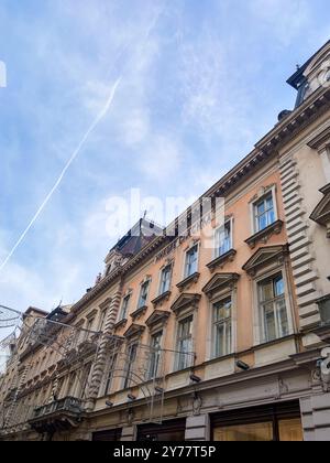 BELGRAD, SERBIEN - 03. JANUAR 2023: Fassade eines Gebäudes in der Altstadt von Belgrad an der Kneza Mihaila Straße. Stockfoto