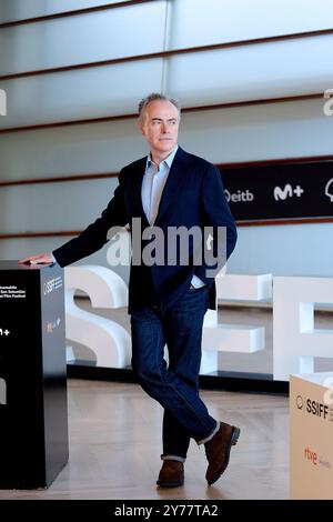 John Crowley nimmt am 28. September 2024 an dem Fotocall zu „We Live in the Time“ während des 72. San Sebastian International Film Festivals in San Sebastian Teil. (Foto: COOLMedia/NurPhoto) Credit: NurPhoto SRL/Alamy Live News Stockfoto