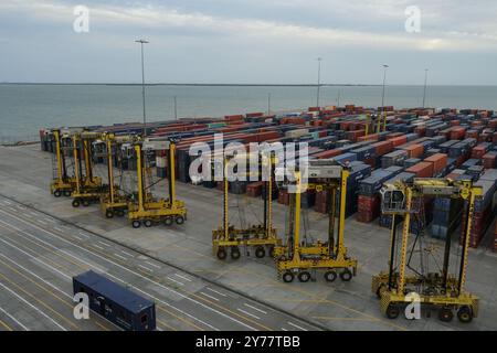 Am Containerterminal Kingston Freeport stehen die Traddle Carrier unter dem Portalkran. Stockfoto