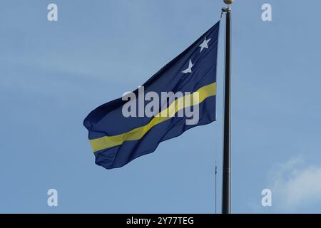 Die Nationalflagge Curacao repräsentiert sowohl das Land als auch seinen Status als Inselgebiet innerhalb der Niederländischen Antillen. Stockfoto