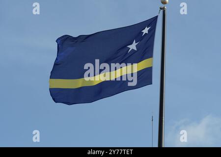 Die Nationalflagge von Curacao repräsentiert das Land Curacao sowie das Inselgebiet innerhalb der Niederländischen Antillen. Stockfoto