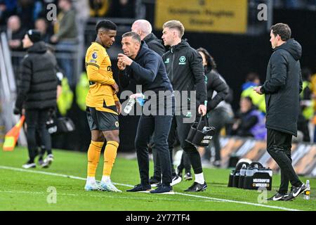 September 2024; Molineux Stadium, Wolverhampton, West Midlands, England; der Premier League Football, Wolverhampton Wanderers gegen Liverpool; der Trainer Gary O’Neil, der bei einer Spielpause auf Nelson Semedo verweist Stockfoto