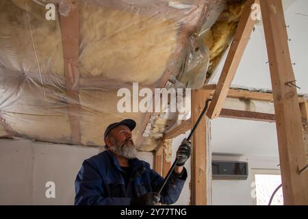 Vorbereitung der Renovierung in der Wohnung. Personal für Renovierungsarbeiten. Bauherren Wohnungsbau- oder Renovierungsarbeiten. Stockfoto