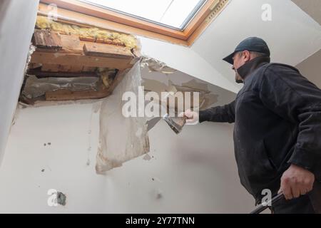 Vorbereitung der Renovierung in der Wohnung. Personal für Renovierungsarbeiten. Bauherren Wohnungsbau- oder Renovierungsarbeiten. Stockfoto