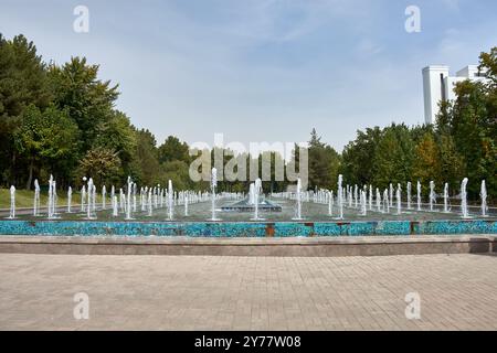 Der atemberaubende Brunnen am Unabhängigkeitsplatz in Taschkent, Usbekistan, ist ein Symbol für den Stolz und die Schönheit der Stadt. Umgeben von üppigem Grün A Stockfoto