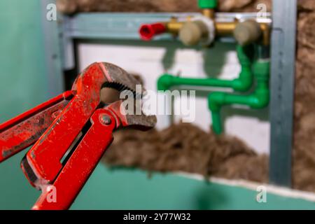 Funktioniert im Badezimmer. Installation neuer Rohrleitungen. Reparaturen, Reparieren von Undichtigkeiten, Austauschen, Badezimmer, Abwasser. Konzept Stockfoto