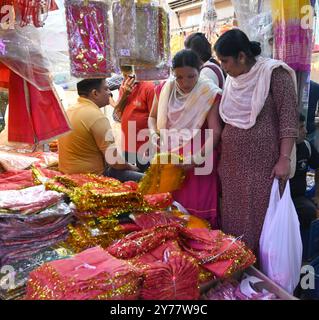 Neu-Delhi, Indien. September 2024. NEW DELHI, INDIEN - 28. SEPTEMBER: Besucher kaufen auf dem Sadar Bazar Market für Navratri und andere bevorstehende Festivals am 28. September 2024 in New Delhi, Indien. (Foto: Sonu Mehta/Hindustan Times/SIPA USA) Credit: SIPA USA/Alamy Live News Stockfoto