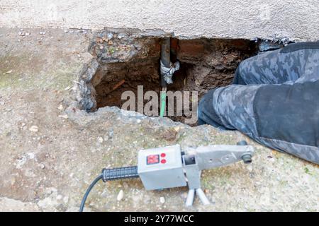 Das Rohr ist gebrochen oder geplatzt. Wasser tritt aus dem Rohrleitungssystem aus und wird repariert Stockfoto
