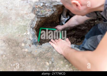 Das Rohr ist gebrochen oder geplatzt. Wasser tritt aus dem Rohrleitungssystem aus und wird repariert Stockfoto