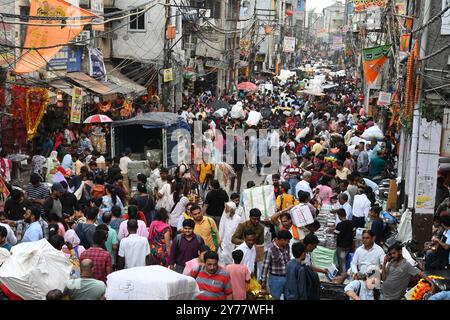 Neu-Delhi, Indien. September 2024. NEW DELHI, INDIEN - 28. SEPTEMBER: Besucher kaufen auf dem Sadar Bazar Market für Navratri und andere bevorstehende Festivals am 28. September 2024 in New Delhi, Indien. (Foto: Sonu Mehta/Hindustan Times/SIPA USA) Credit: SIPA USA/Alamy Live News Stockfoto